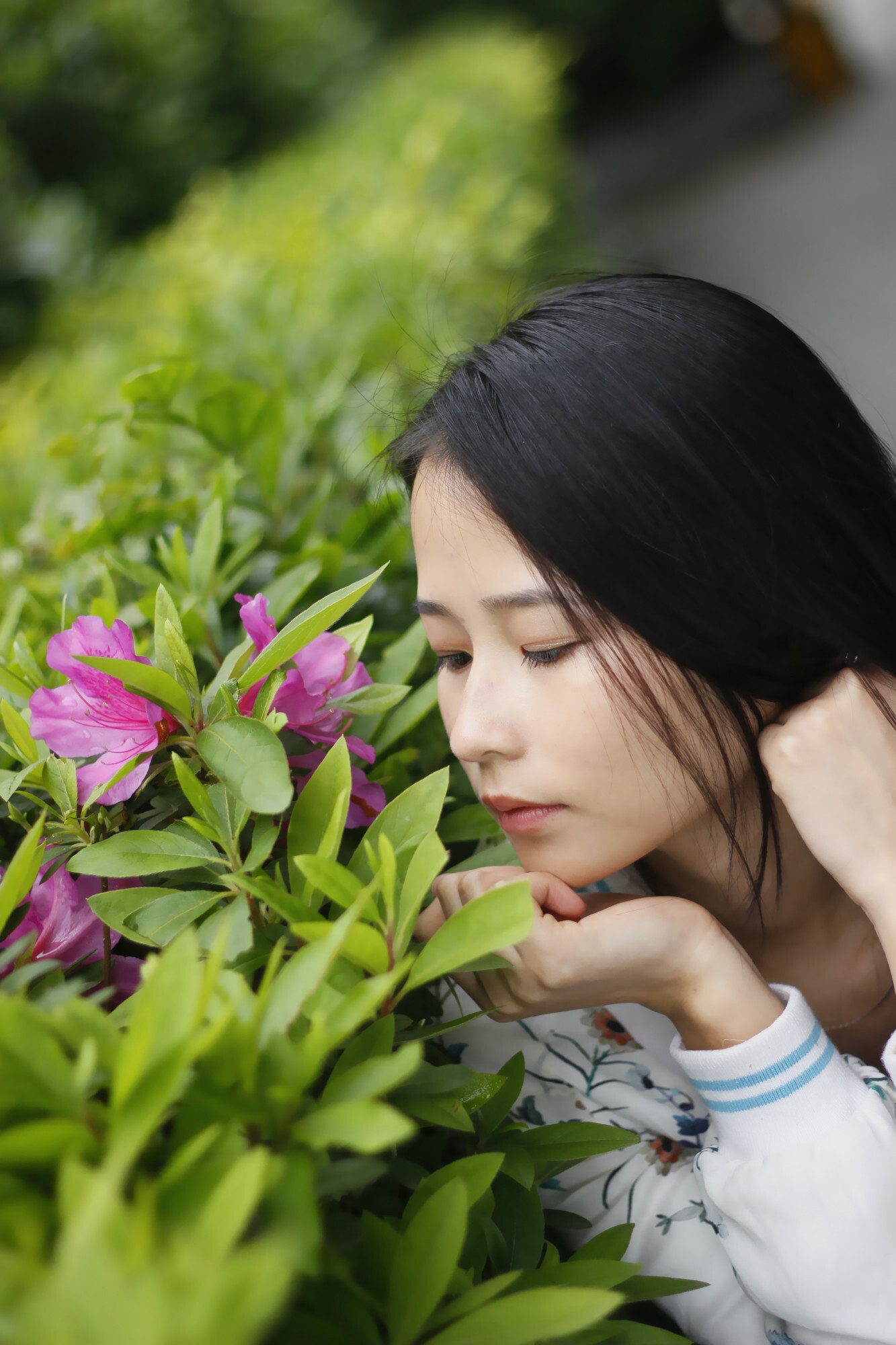 春天来了,田野里小草破土而出,远远望去一片嫩绿.