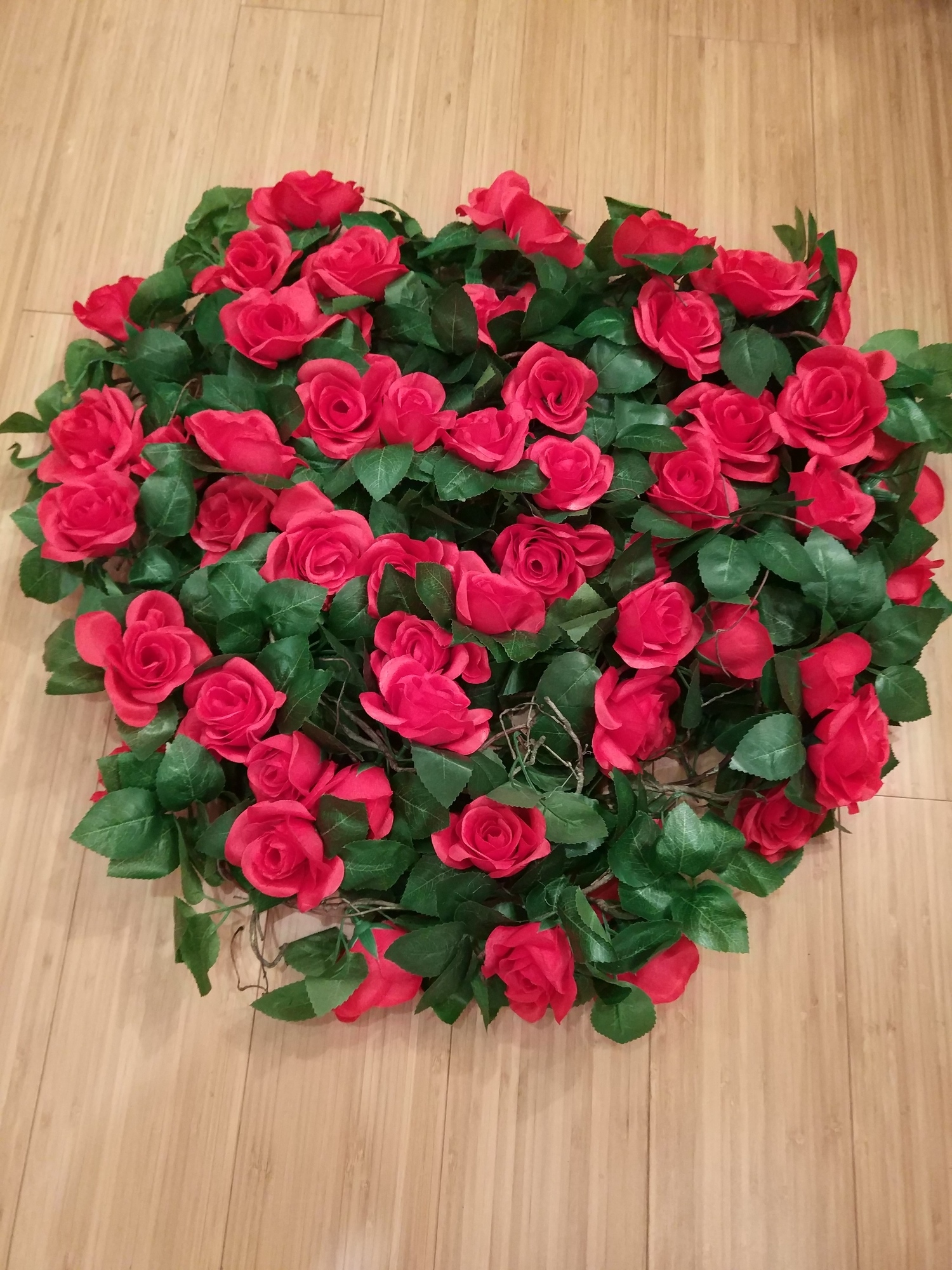 过春节!玫瑰花簇拼"爱心"扮家