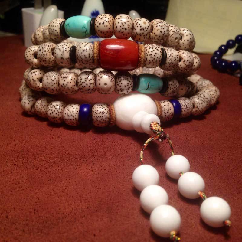 最近帮贴吧一个朋友配的星月菩提,南红的顶珠非常喜欢,都舍不得给